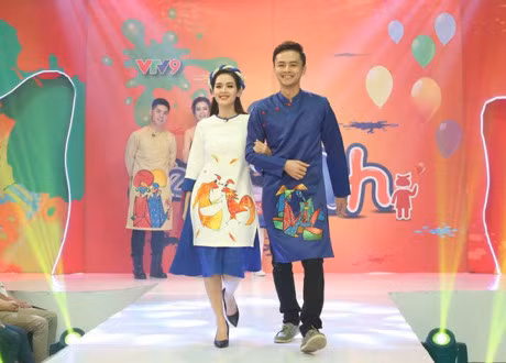 Tu Vi - Van Anh dien ao dai doi lam giam khao khach moi 