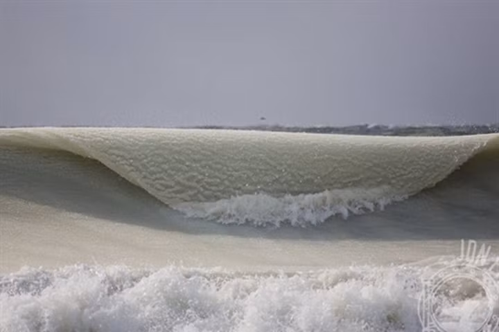 Sóng biển đóng băng và những khoảnh khắc kỳ diệu 