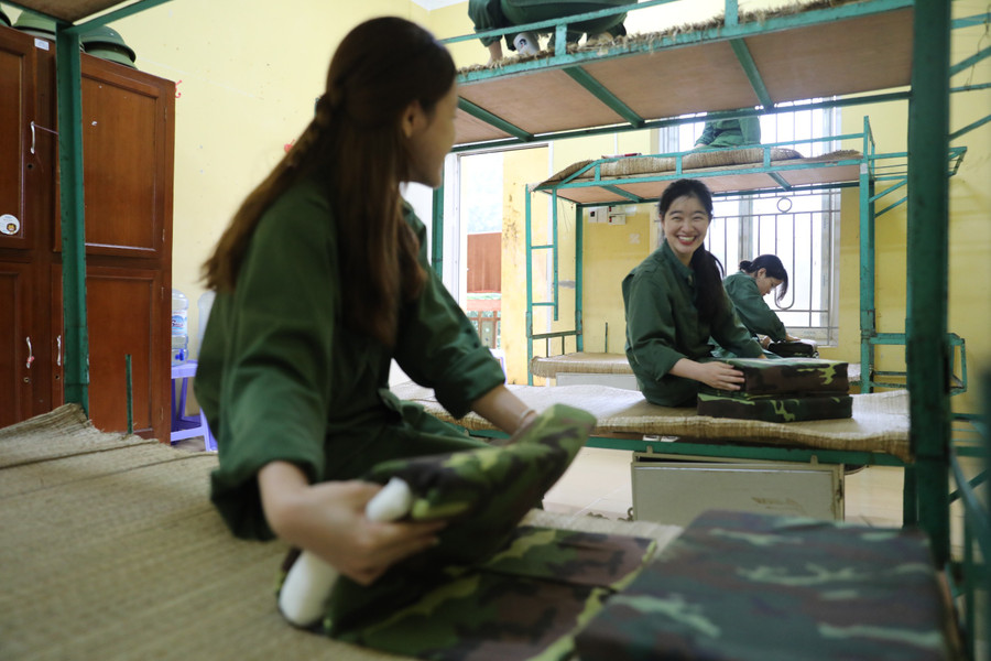 Gấp chăn màn đúng quy định là công việc đầu tiên của sinh viên để làm quen với môi trường trong quân đội.