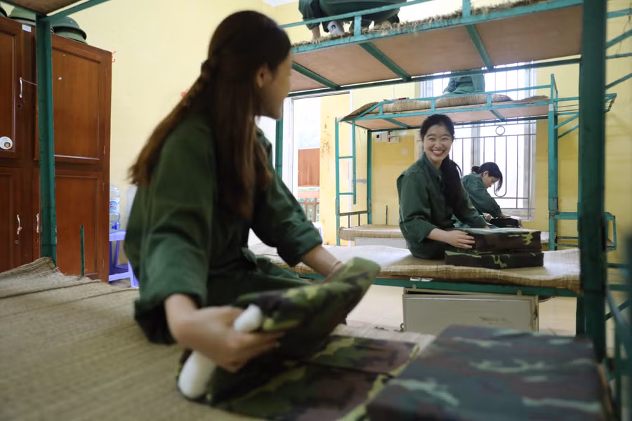 Gấp chăn màn đúng quy định là công việc đầu tiên của sinh viên để làm quen với môi trường trong quân đội.