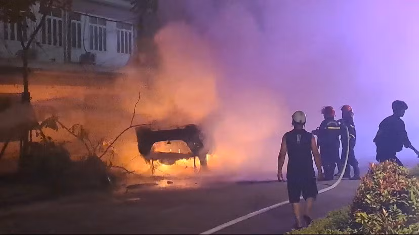Chiếc xe bị lật nhiều vòng rồi bốc cháy, làm 6 người bị thương.