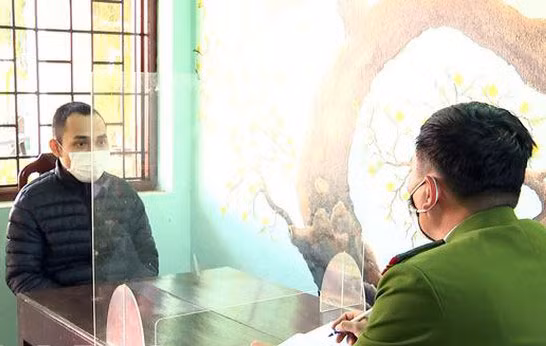 Đối tượng Lê Văn Toản làm việc với cơ quan chức năng.