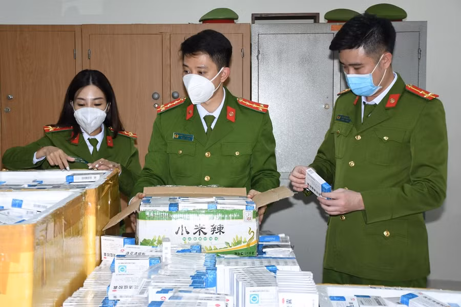 Cơ quan chức năng tiến hành kiểm tra số dược phẩm thu giữ được.