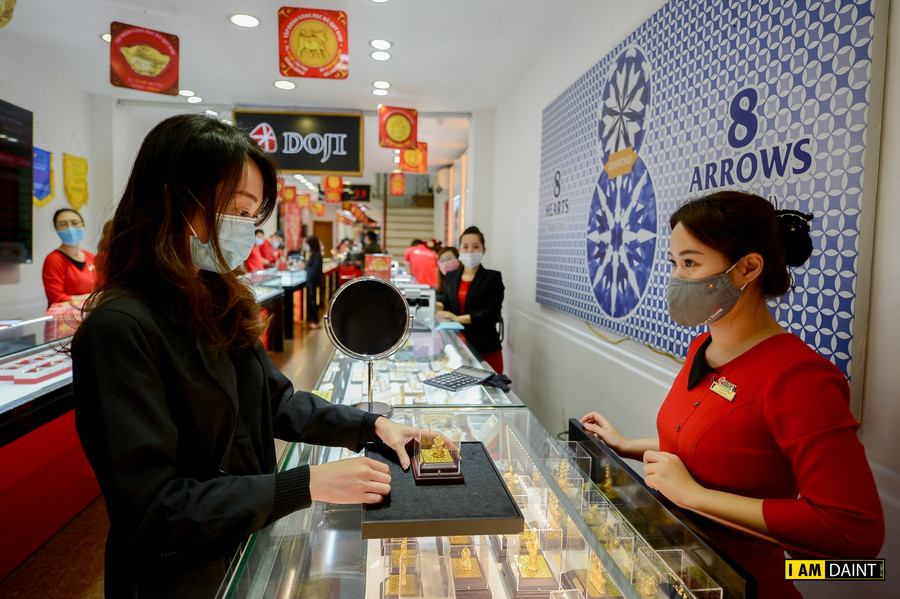 Người dân đeo khẩu trang kín mít đi mua vàng cầu may ngày Vía Thần Tài ảnh 11