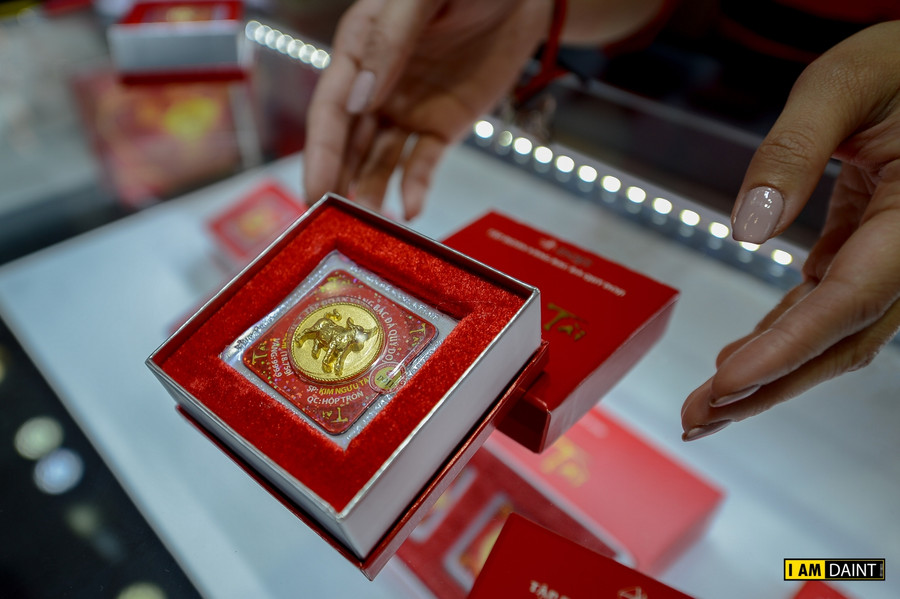 Người dân đeo khẩu trang kín mít đi mua vàng cầu may ngày Vía Thần Tài ảnh 13