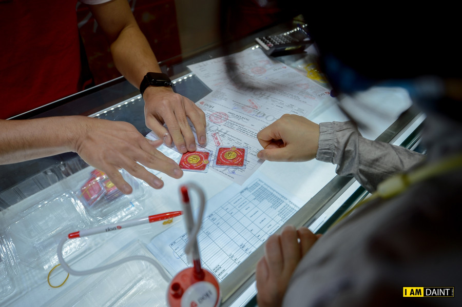 Người dân đeo khẩu trang kín mít đi mua vàng cầu may ngày Vía Thần Tài ảnh 12