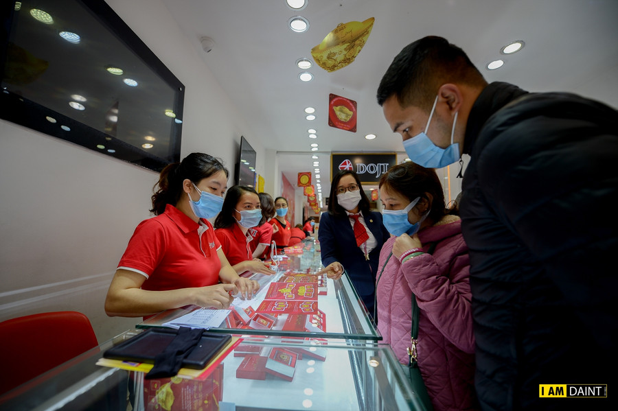 Người dân đeo khẩu trang kín mít đi mua vàng cầu may ngày Vía Thần Tài ảnh 9