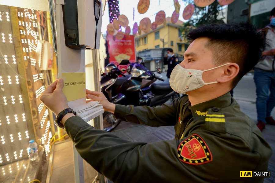 Người dân đeo khẩu trang kín mít đi mua vàng cầu may ngày Vía Thần Tài ảnh 6