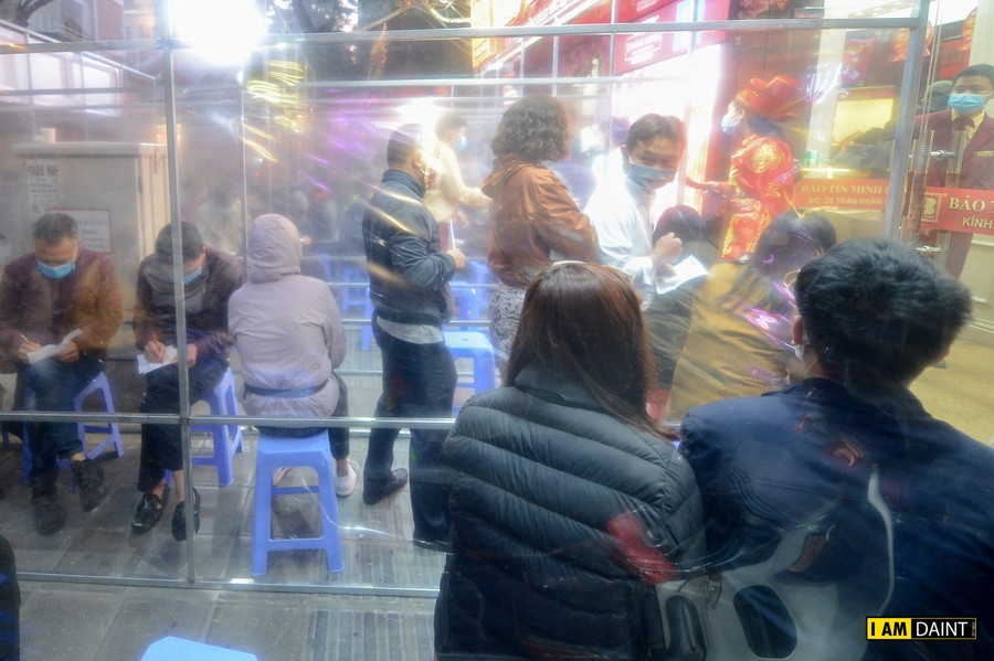 Các biện pháp phòng dịch được tuân thủ; giá vàng vẫn giữ như ngày thường và đặc biệt số người mua vàng online tăng cao do người dân ngại Covid-19.