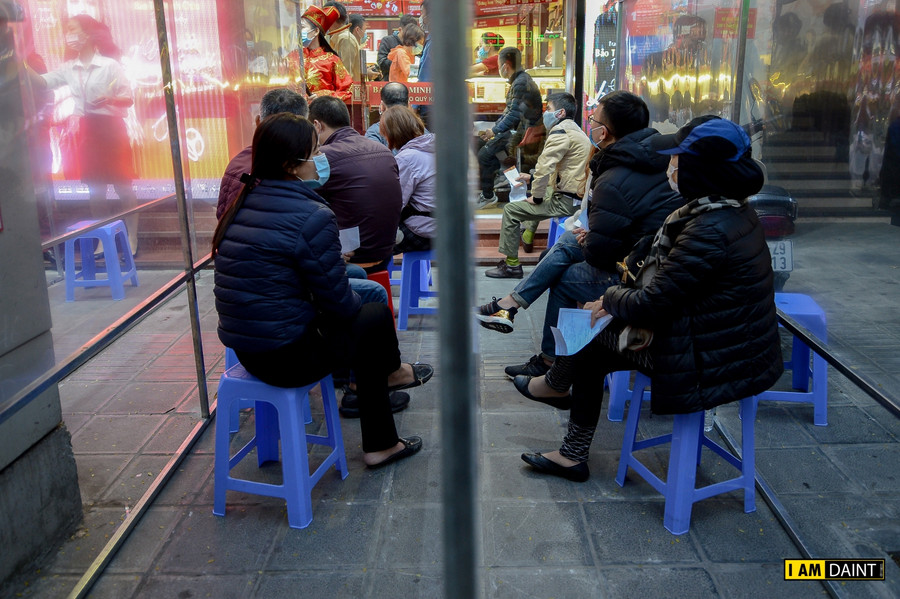 Người dân đeo khẩu trang kín mít đi mua vàng cầu may ngày Vía Thần Tài ảnh 2