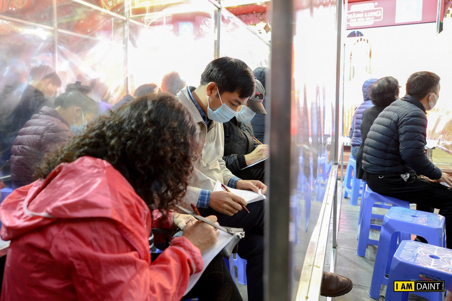 Người dân đeo khẩu trang kín mít đi mua vàng cầu may ngày Vía Thần Tài ảnh 4