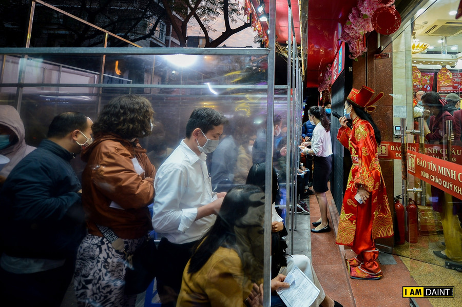 Trước diễn biến phức tạp của dịch Covid-19, nhiều cửa kinh doanh vàng bạc, đá quý tại Hà Nội đã có nhiều biện pháp phòng dịch để người dân an tâm đến giao dịch trước và trong ngày Vía Thần Tài năm nay.