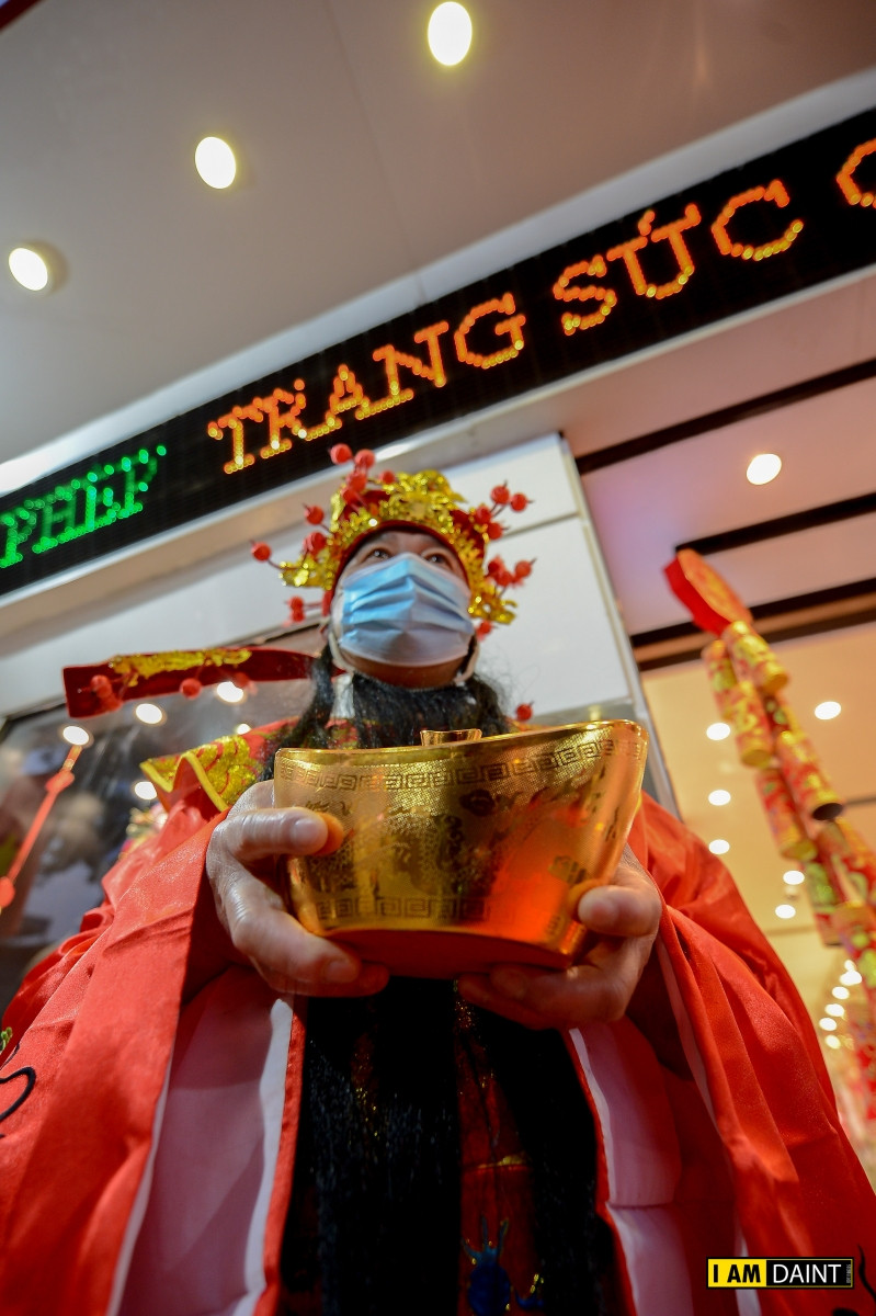 Người dân đeo khẩu trang kín mít đi mua vàng cầu may ngày Vía Thần Tài ảnh 7