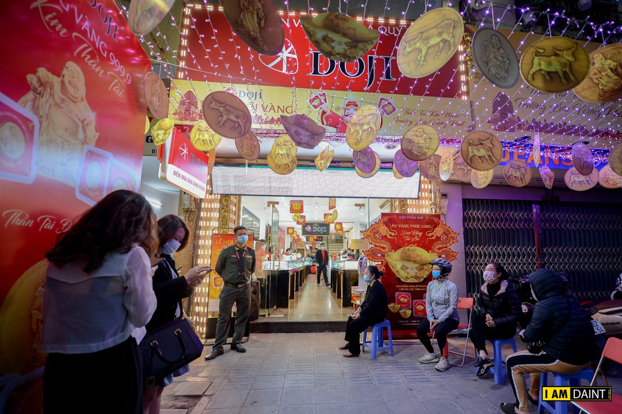 Người dân đeo khẩu trang kín mít đi mua vàng cầu may ngày Vía Thần Tài ảnh 1