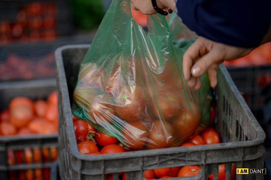 Trên mạng xã hội, nhiều người cũng đã đứng ra kêu gọi giải cứu nông sản. Những ai không có thời gian đến tận nơi để mua có thể đặt hàng và được ship tới.