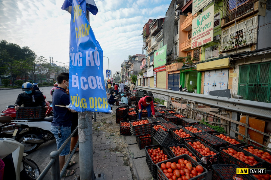 Theo đó, trong ngày hôm qua (20/2), 15 tấn nông sản bao gồm rau củ quả, cà chua, ổi, cà rốt… đã được bán hết trong vòng vài tiếng đồng hồ.