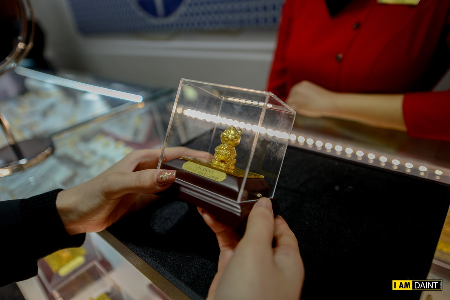 Đại diện DOJI khẳng định, hôm nay (ngày vía Thần Tài) lượng giao dịch sẽ tiếp tục tăng cao và nhiều khả năng sẽ không giảm so với những năm trước. Theo đó, sản phẩm vàng liên quan đến trâu vàng - linh vật của năm nay - đang là mặt hàng được nhiều người chọn mua nhất.