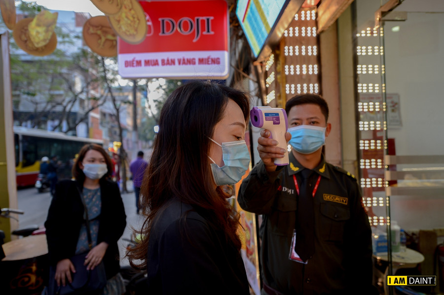 Tất cả khách hàng khi vào trong đều được đo nhiệt độ và rửa tay sát khuẩn.