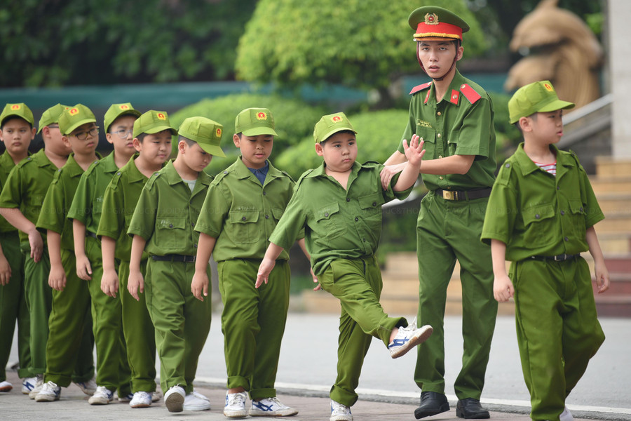 Khoảnh khắc đáng yêu của các chiến sĩ nhí trong bộ quân phục màu xanh.