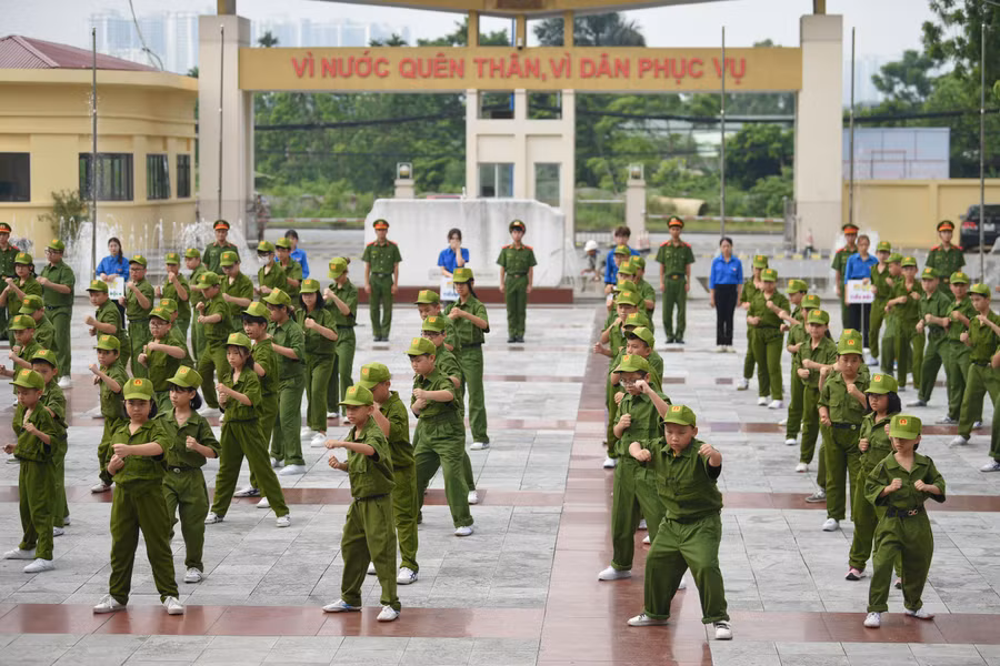 Các em nhỏ hăng hái biểu diễn võ thuật.