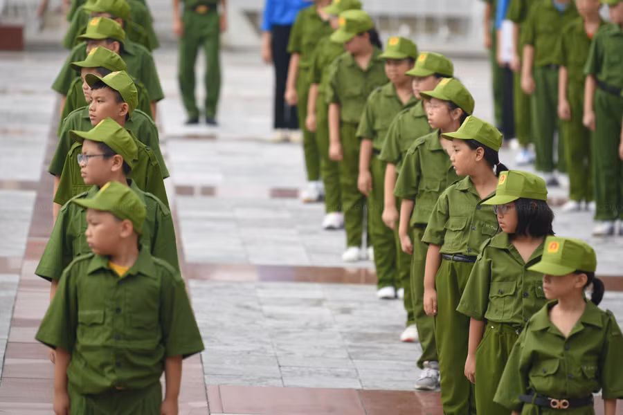Những nội dung đầu tiên các bé được hướng dẫn để rèn nếp sống theo kỉ luật, tác phong của chiến sĩ Công an.