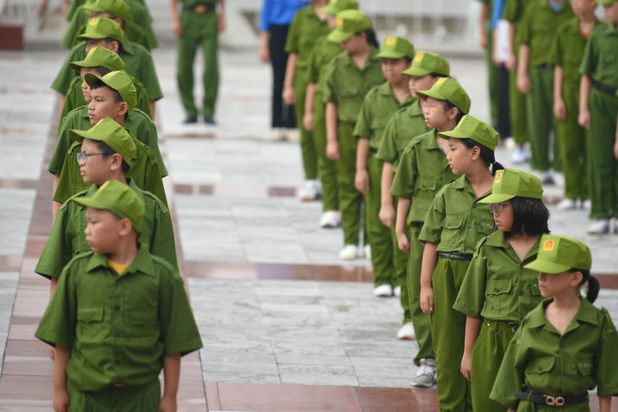 Những nội dung đầu tiên các bé được hướng dẫn để rèn nếp sống theo kỉ luật, tác phong của chiến sĩ Công an.