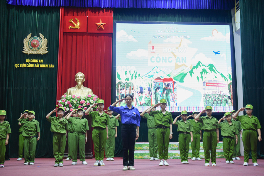 Trải nghiệm mùa hè trong một ngôi trường Công an, được khoác trên mình màu áo xanh đặc trưng sẽ mang đến một mùa hè xanh đáng nhớ, đầy ý nghĩa cho mỗi học viên.