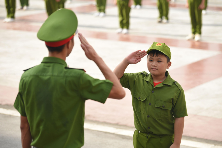 Các Tiểu đội trưởng báo cáo sĩ số.