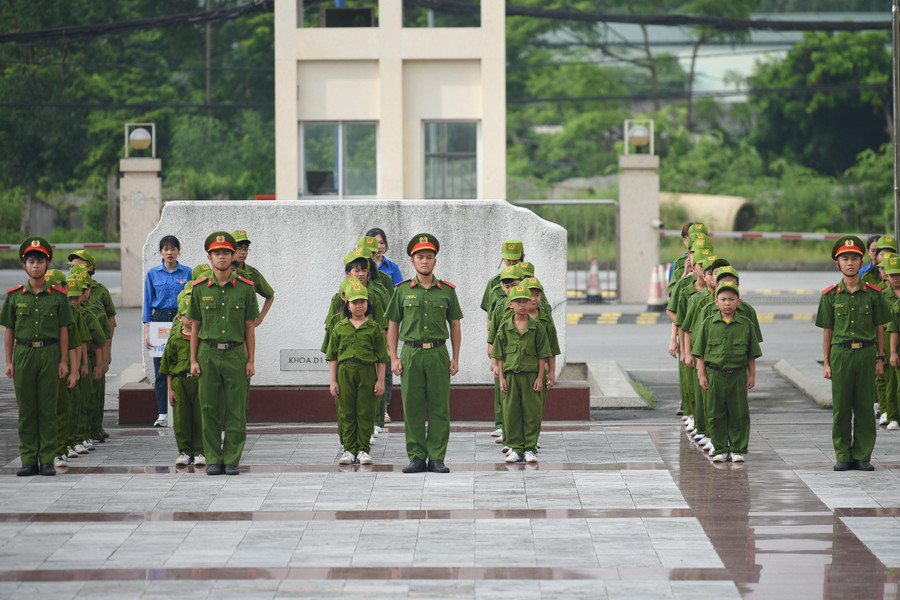 Trong buổi cuối cùng của &apos; Học kỳ Công an&apos; các chiến sĩ nhí nghiêm túc thực hiện theo điều lệnh.