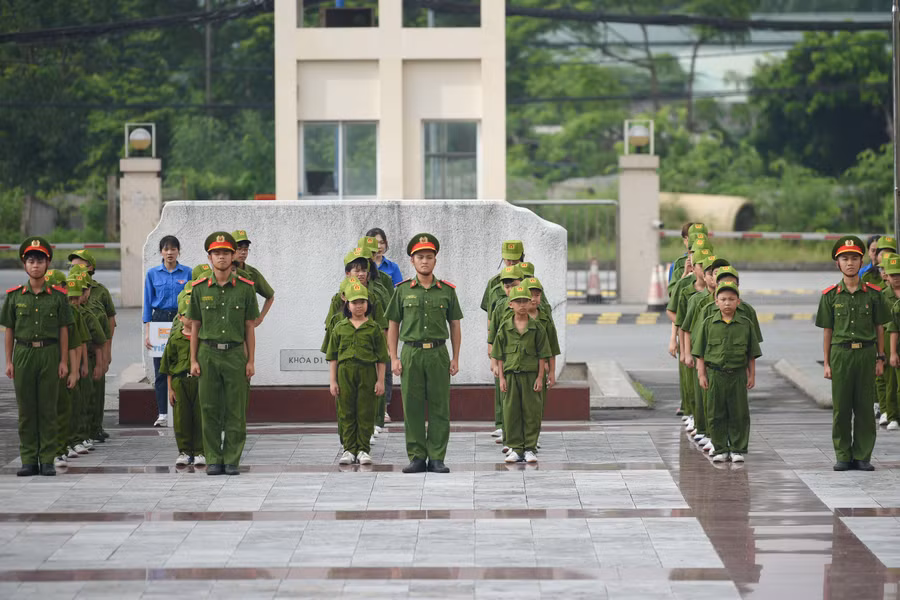 Trong buổi cuối cùng của ' Học kỳ Công an' các chiến sĩ nhí nghiêm túc thực hiện theo điều lệnh.