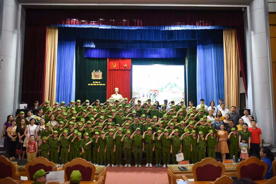 Đồng thời, chương trình cũng góp phần xây dựng hình ảnh đẹp của lực lượng Công an nhân dân trong lòng các em thiếu nhi - chủ nhân tương lai của đất nước.