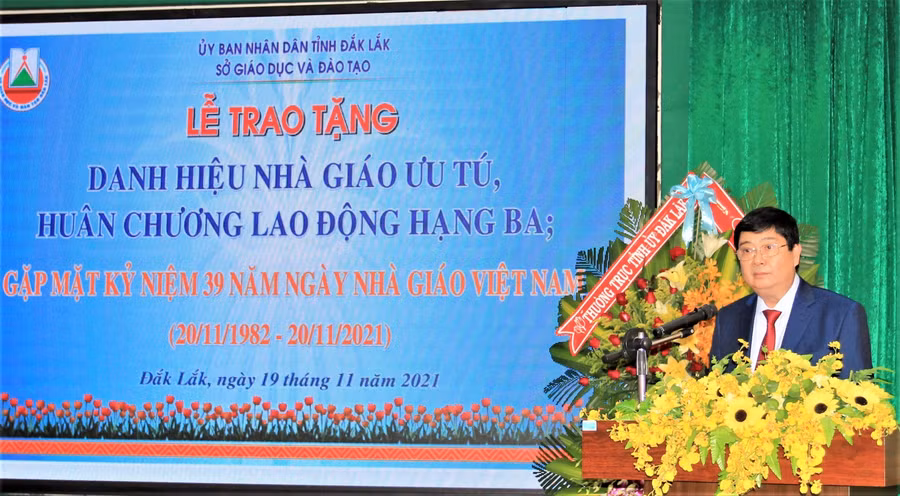 Ông Phạm Đăng Khoa, Giám đốc Sở GD&amp;ĐT phát biểu ôn lại truyền thống ngày Nhà giáo Việt Nam.