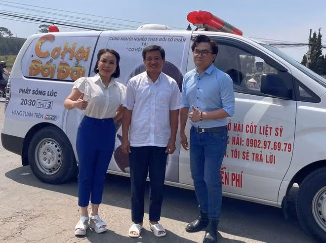 Ông Đoàn Ngọc Hải được nghệ sĩ Việt Hương (trái) tặng 1,7 tỉ đồng để mua xe cứu thương mới. Ảnh: Thanh niên