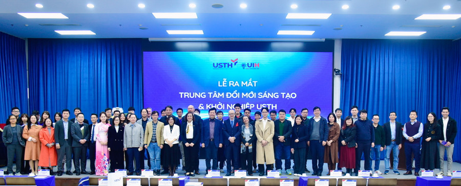 Các đại biểu và sinh viên chụp ảnh lưu niệm.