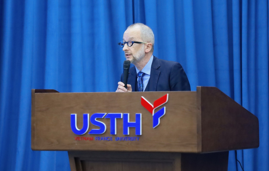 GS Jean-Marc Lavest phát biểu tại buổi lễ.