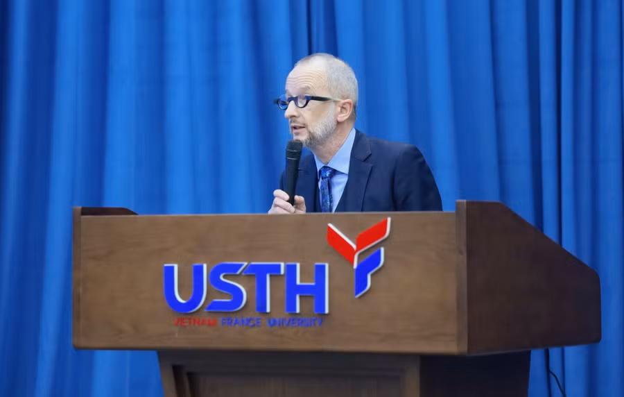 GS Jean-Marc Lavest phát biểu tại buổi lễ.