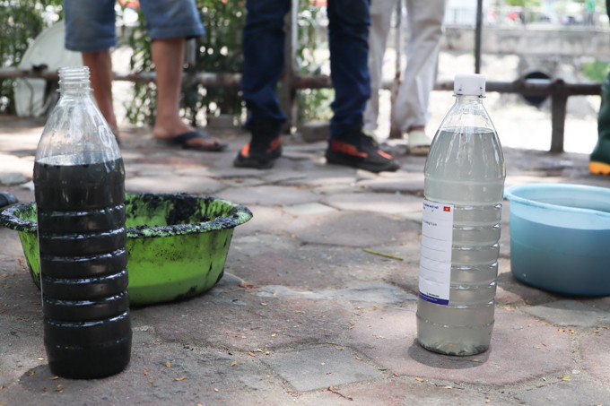 Mẫu nước được lấy lên so sánh sau 20 ngày thực hiện dự án tại điểm sông Tô Lịch, bằng mắt thường cho thấy sự khác biệt về màu sắc rất lớn tại điểm được xử lý và không được xử lý. Mẫu nước được lấy lên so sánh sau 20 ngày thực hiện dự án tại điểm sông Tô Lịch, bằng mắt thường cho thấy sự khác biệt về màu sắc rất lớn tại điểm được xử lý và không được xử lý.