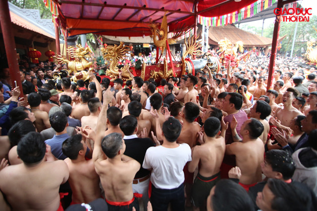 Sau hội đốt pháo sẽ là lễ xuất quân. Đây cũng là phần hấp dẫn của hội pháo.