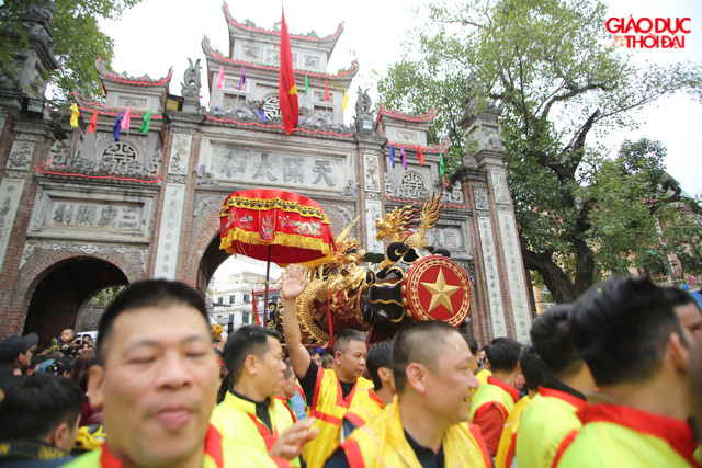 Hai quả pháo trong lễ rước được làm tượng trưng bằng gỗ và sơn son thếp vàng, dài 6m với đường kính hơn 60 cm. Thân pháo được chạm trổ hình Long – Lân – Quy – Phụng với mong muốn năm mới mưa thuận gió hòa.