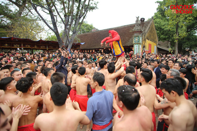 Làng đã chọn ra 4 người đến tuổi 50 ở mỗi giáp đóng vai 4 vị tướng xuất quân đánh giặc, gọi là ông đám.