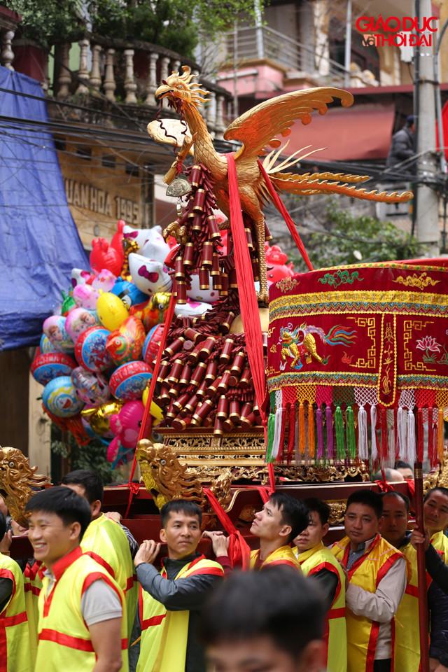 Làng phải huy động đến khoảng 400 người phục vụ trong đó có tới khoảng 300 trai tịnh dưới 50 tuổi và các bà đám vừa tròn 50 tuổi phù giá để có được lễ rước hoành tráng và đầy đủ nghi thức.