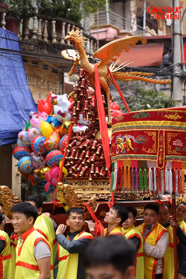 Làng phải huy động đến khoảng 400 người phục vụ trong đó có tới khoảng 300 trai tịnh dưới 50 tuổi và các bà đám vừa tròn 50 tuổi phù giá để có được lễ rước hoành tráng và đầy đủ nghi thức.