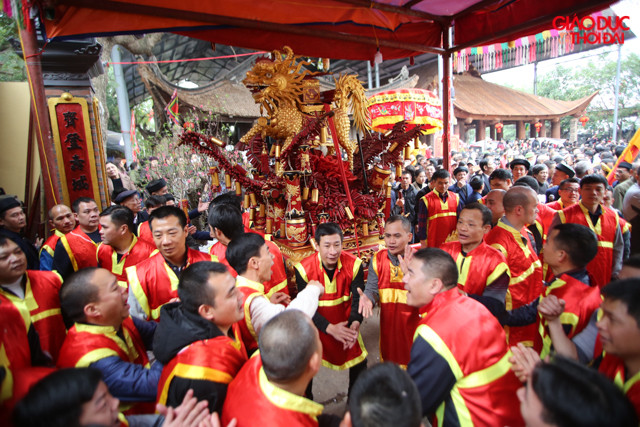 Lễ rước kéo dài hơn 2 tiếng đồng hồ từ nhà trưởng đám ra đình làng.