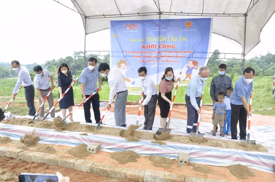 Sau phần tặng quà của các đơn vị, cá nhân, các đại biểu tham dự đã thực hiện nghi lễ khởi công nhà cho 2 bé.