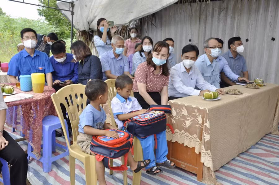 Đông đảo bà con xã Kỳ Sơn, thầy cô giáo Trường Tểu học và Trường Mầm non xã Kỳ Sơn, đại diện các nhà tài trợ cùng tham dự buổi lễ.