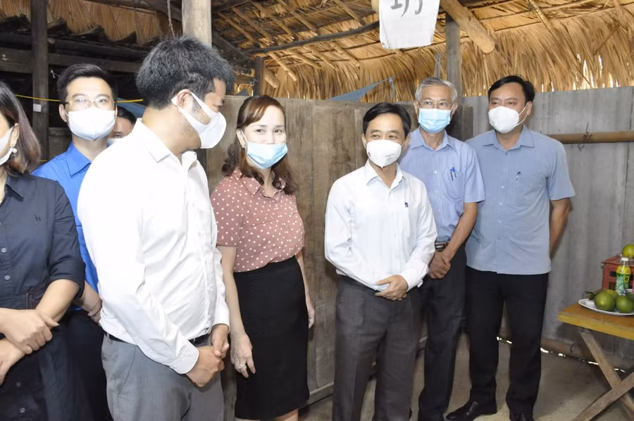 Tham dự buổi lễ có ông Trần Thế Dũng – Phó Bí thư Thường trực Tỉnh ủy Hà Tĩnh, bà Đặng Thị Quỳnh Diệp - Giám đốc Sở GD&amp;ĐT tỉnh, ông Đoàn Đình Anh- Chủ tịch Hội Khuyến học tỉnh, lãnh đạo Tỉnh đoàn, lãnh đạo huyện Kỳ Anh, cùng đông đảo cán bộ, bà con nhân dân xã Kỳ Sơn.