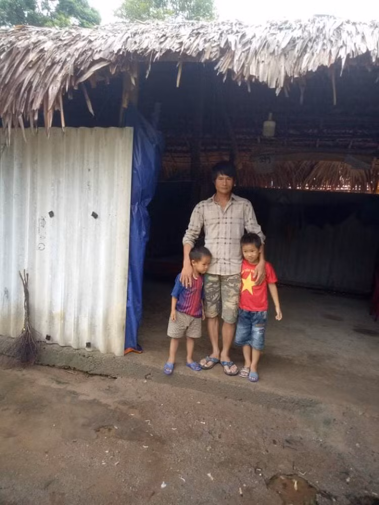 2 bé Bảo Khánh và Bảo Duy cùng bố sống trong căn nhà tồi tàn.