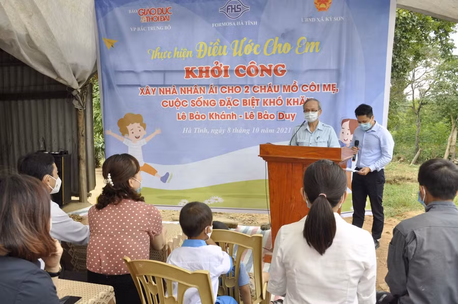 Ông Vương Kiện Tùng – Phó Tổng giám đốc Công ty TNHH Gang thép Hưng Nghiệp Formosa Hà Tĩnh: "Là một doanh nghiệp đóng trên địa bàn, luôn nhận được sự quan tâm, hỗ trợ của chính quyền, Nhân dân tỉnh Hà Tĩnh, Formosa nhận thấy cần phải quan tâm, sát cánh hơn nữa với tỉnh trong công tác an sinh xã hội. Đó là lí do mà công ty quyết định hỗ trợ 1 phần kinh phí, cũng như có mặt ở đây để góp sức cùng Báo GD&amp;TĐ khởi công xây nhà cho 2 cháu. Chúng tôi kì vọng một điều rằng, với sự quan tâm, san sẻ của tất cả chúng ta, các cháu sẽ khôn lớn, trưởng thành và có ích cho xã hội".