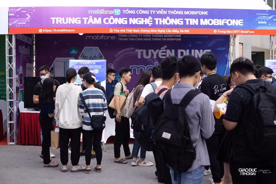 Chương trình Ngày hội tuyển dụng và cơ hội việc làm PTIT 2022, với sự có mặt tham gia của 13 doanh nghiệp gồm ZTE, Sun, Rocket Game Studio, Amela Việt Nam, Giao hàng tiết kiệm, Co-Well châu Á, AHT Tech, Trung tâm CNTT MobiFone, Toshiba, HCLTech Vietnam, VCCorp, Samsung R&D, Tiên Phong Bank. Chương trình Ngày hội tuyển dụng và cơ hội việc làm PTIT 2022, với sự có mặt tham gia của 13 doanh nghiệp gồm ZTE, Sun, Rocket Game Studio, Amela Việt Nam, Giao hàng tiết kiệm, Co-Well châu Á, AHT Tech, Trung tâm CNTT MobiFone, Toshiba, HCLTech Vietnam, VCCorp, Samsung R&D, Tiên Phong Bank.