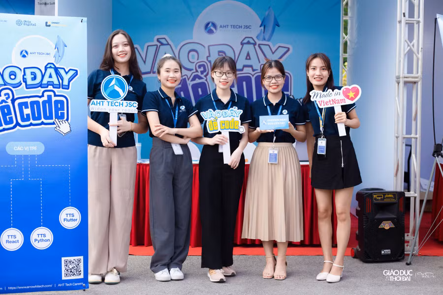 Theo Ban tổ chức, dù có số lượng doanh nghiệp tham gia không đông như hồi tháng 5 song do cuối năm là thời gian doanh nghiệp có nhu cầu tuyển dụng cao nên số lượng vị trí việc làm, thực tập được các đơn vị tuyển dụng mang đến ngày hội lần này lên tới gần 10.000. Theo Ban tổ chức, dù có số lượng doanh nghiệp tham gia không đông như hồi tháng 5 song do cuối năm là thời gian doanh nghiệp có nhu cầu tuyển dụng cao nên số lượng vị trí việc làm, thực tập được các đơn vị tuyển dụng mang đến ngày hội lần này lên tới gần 10.000.